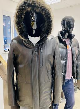 Зимняя удлинённая куртка с капюшоном из енота
